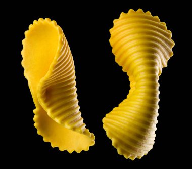 Kırpma yolu ile siyah üzerine izole sarı farfalle makarna seti