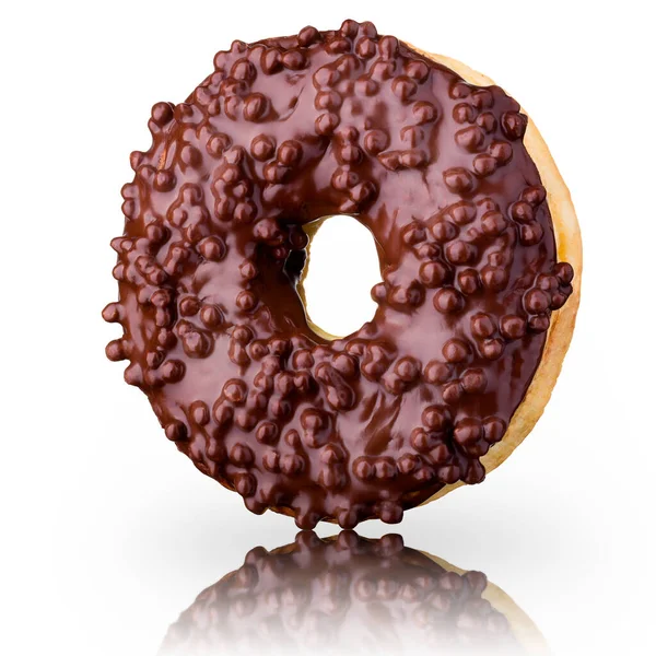 Donut de chocolate isolado em um fundo preto com reflexão — Fotografia de Stock
