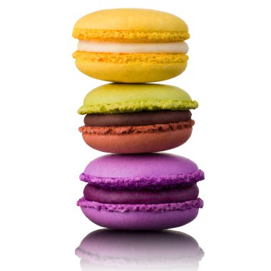 Masada beyaz arka planda izole edilmiş Fransızca renkli kurabiyeler yığını