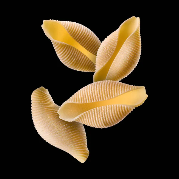 Conchiglie pasta shell composizione isolata su fondo nero — Foto Stock