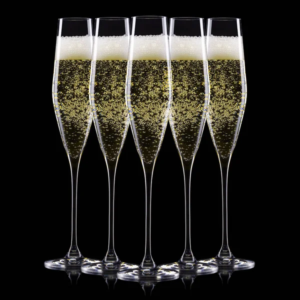 Uppsättning av lyxiga champagneglas i en rad isolerad på en svart bakgrund — Stockfoto