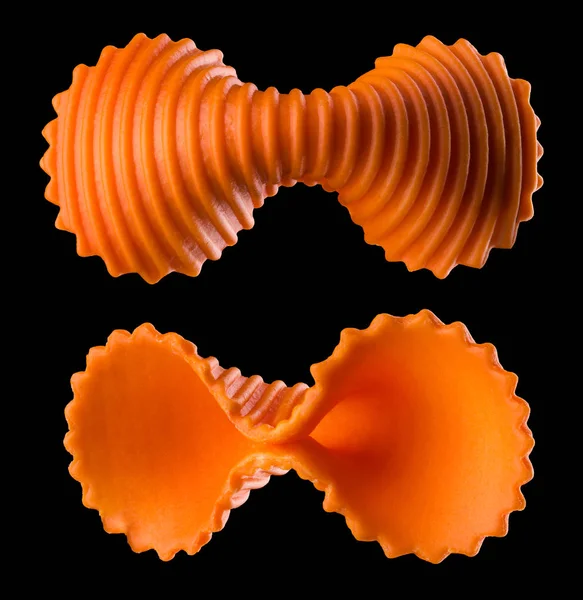 Set orangefarbene Farfalle-Pasta isoliert auf schwarz mit Clipping-Pfad — Stockfoto