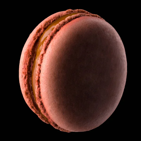 Macro photo de macaron au caramel français ou macaron isolé sur fond noir — Photo