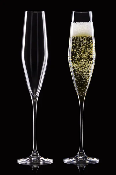 Ensemble de verres à champagne vides et pleins isolés sur fond noir . — Photo