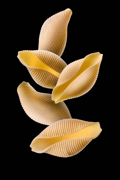 Conchiglie pasta shell composizione isolata su fondo nero — Foto Stock