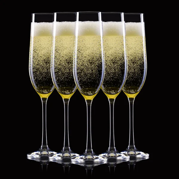 Set di bicchieri di champagne di lusso in fila isolati su uno sfondo nero — Foto Stock