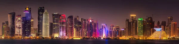 Вид на парк і будівлі в центрі міста Доха — стокове фото