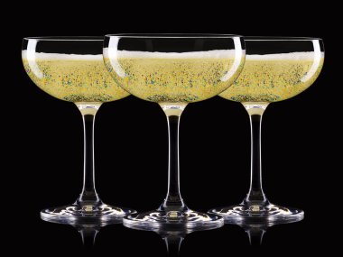 Siyah bir arka planda izole bir satırda lüks şampanya gözlükleri seti