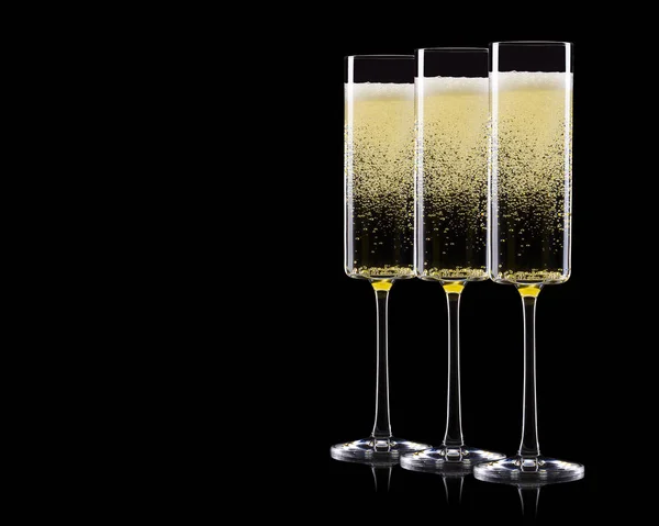 Set di bicchieri di champagne di lusso in fila isolati su uno sfondo nero — Foto Stock