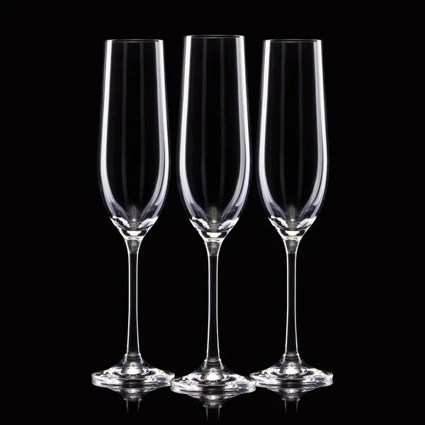 Набор пустых роскошных бокалов шампанского в ряд изолированы на черном фоне — стоковое фото