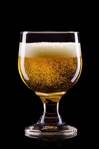 Ледяной стакан светлого пива с пеной на черном фоне — стоковое фото