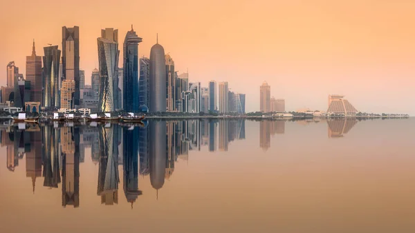 Skyline de West Bay e Doha City com reflexo de edifícios na água, Qatar — Fotografia de Stock