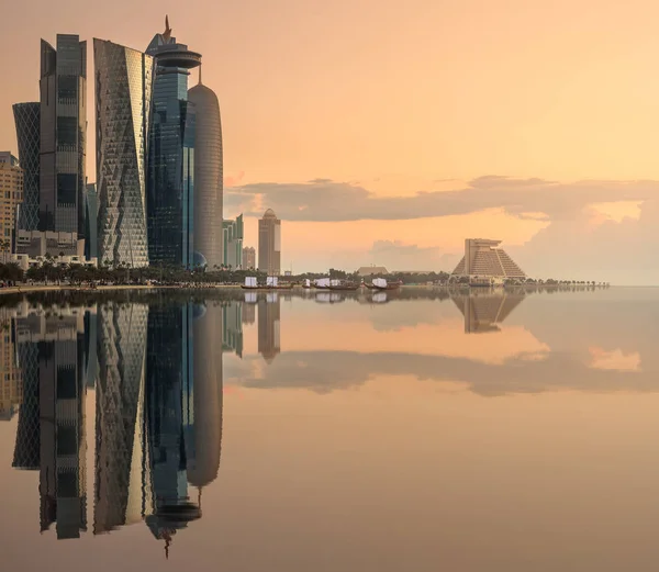Skyline West Bay és Doha City tükröződik épületek vízen, Katar — Stock Fotó