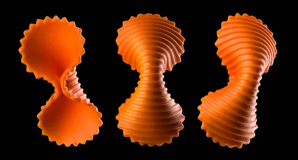 Set orangefarbene Farfalle-Pasta isoliert auf schwarz mit Clipping-Pfad — Stockfoto
