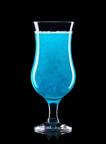 Cocktail curacao blu in vetro uragano isolato su sfondo nero — Foto Stock