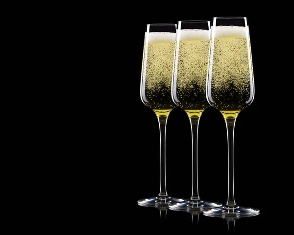 Uppsättning av lyxiga champagneglas i en rad isolerad på en svart bakgrund — Stockfoto