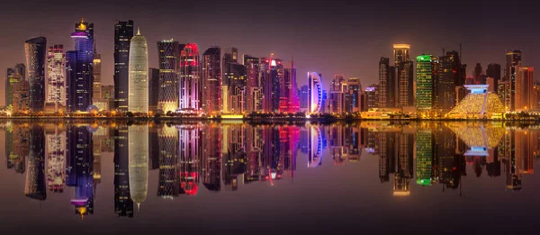 Vue du parc et du bâtiment du centre-ville de Doha — Photo