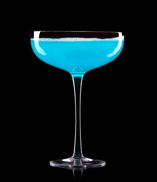 Bicchiere per champagne blu con spruzzi isolati su sfondo nero . — Foto Stock
