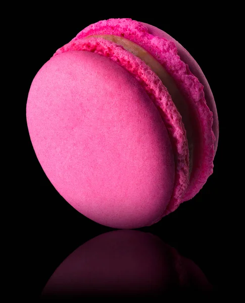 Makro-Foto von französisch rosa Rose Makronen isoliert auf schwarz mit Clipping-Pfad — Stockfoto