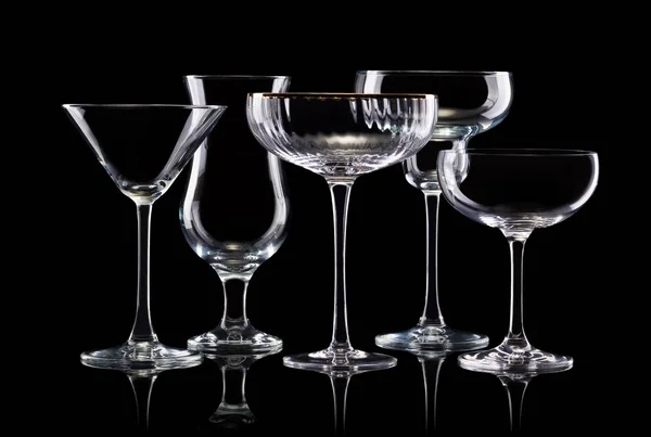 Ensemble de verres vides différents pour les boissons sur fond noir — Photo