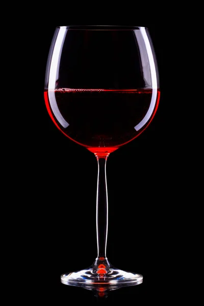 Κόκκινο κρασί σε ποτήρι που απομονώνονται σε μαύρο φόντο — Φωτογραφία Αρχείου