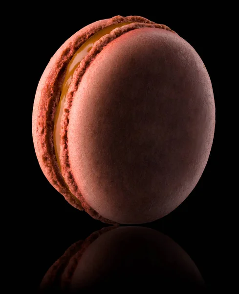 Macro photo de macaron au caramel français ou macaron isolé sur fond noir — Photo