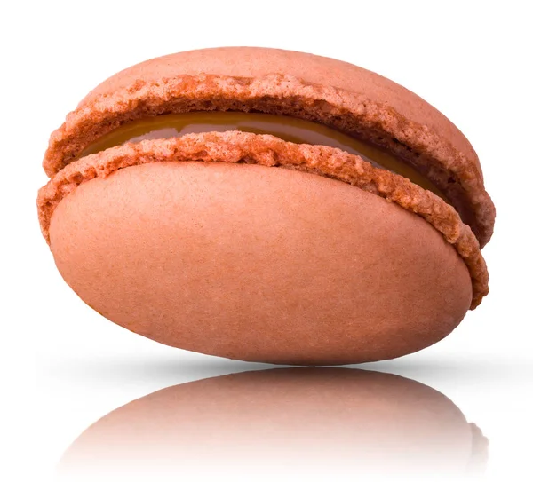 Macro photo de macaron au caramel français ou macaron isolé sur fond blanc — Photo