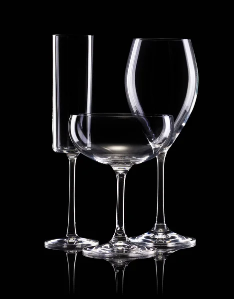 Set van verschillende lege glazen voor drankjes op zwarte achtergrond — Stockfoto