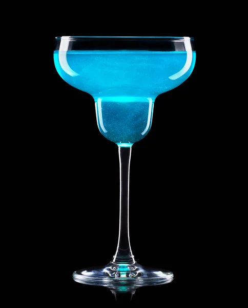 Cocktail Margarita au curaçao bleu isolé sur fond noir — Photo