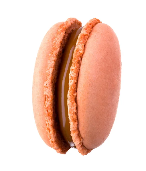 Makro zdjęcie francuskiego makaronu karmelowego z odbiciem na białym — Zdjęcie stockowe
