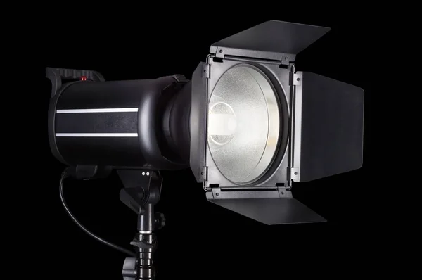 Estudio de fotografía flash aislado sobre fondo negro con lámpara . — Foto de Stock