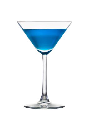 Beyaz arka planda izole edilmiş martini bardağında mavi Curacao kokteyli.