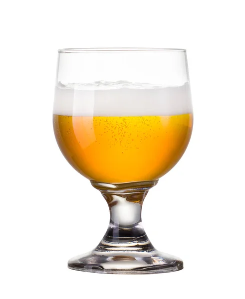 Frosty glas light bier met schuim geïsoleerd op een witte achtergrond — Stockfoto