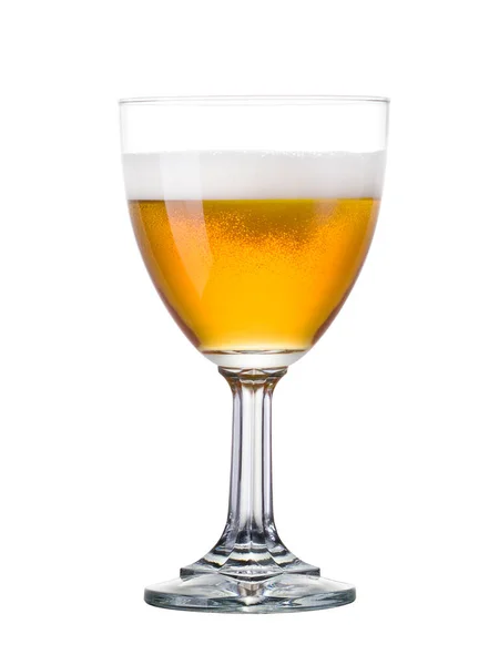 Bicchiere ghiacciato di birra leggera con schiuma isolata su sfondo bianco — Foto Stock
