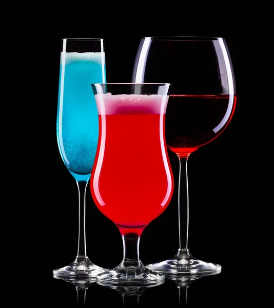 Набор различных коктейльных бокалов для напитков на черном фоне — стоковое фото