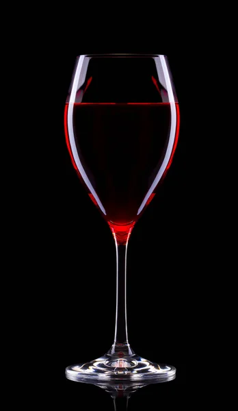 Rode wijn in glazen geïsoleerd op zwarte achtergrond — Stockfoto