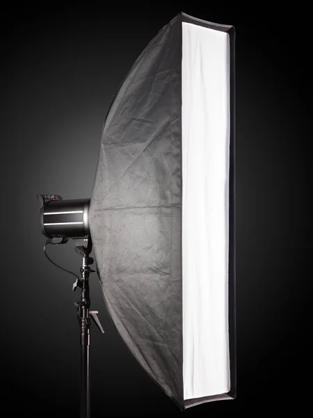 Estudio de fotografía flash con softbox aislado sobre fondo negro con lámpara . —  Fotos de Stock