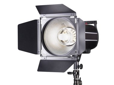 Fotoğraf stüdyosu flaşı beyaz arka planda izole edilmiş, lambayla..