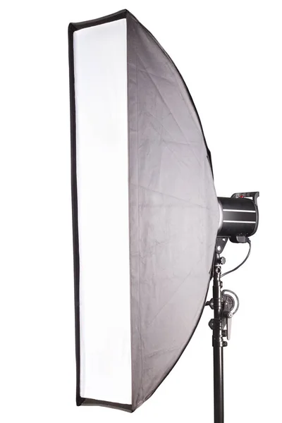 Studio de photographie flash avec softbox isolé sur fond blanc avec lampe . — Photo