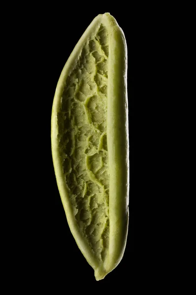 Macro foto de foglie macarrão espinafre isolado em preto com caminho de recorte — Fotografia de Stock