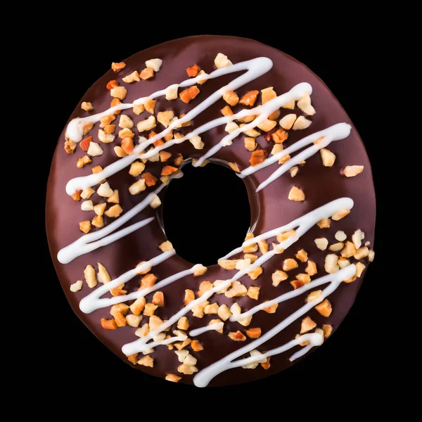 Szkliwione pączki czekoladowe z orzechami na czarnym tle obracane — Zdjęcie stockowe