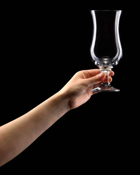 Γυναίκα χέρι κρατώντας άδειο ποτήρι κοκτέιλ απομονωμένο σε μαύρο. — Φωτογραφία Αρχείου