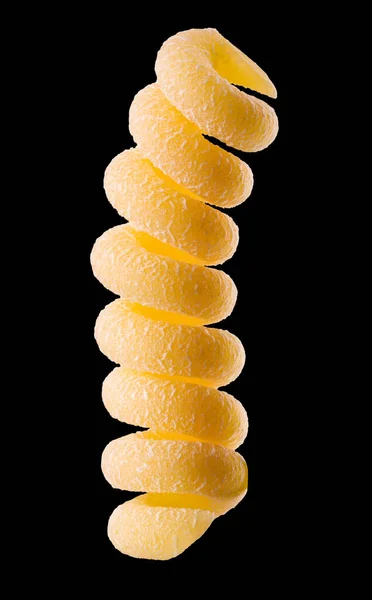 Macro photo de pâtes fusilli jaunes isolées sur noir avec chemin de coupe — Photo