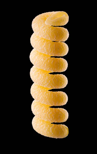 Makro Zdjęcie Żółtego Makaronu Fusilli Izolowanego Czarnym Tle Ścieżką Wycinania — Zdjęcie stockowe