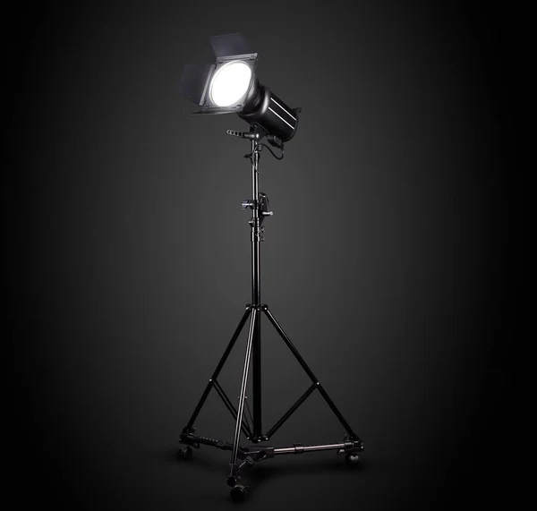Fotografiestudio Flitser Een Lichtstandaard Geïsoleerd Zwarte Achtergrond Met Lamp Apparatuur — Stockfoto