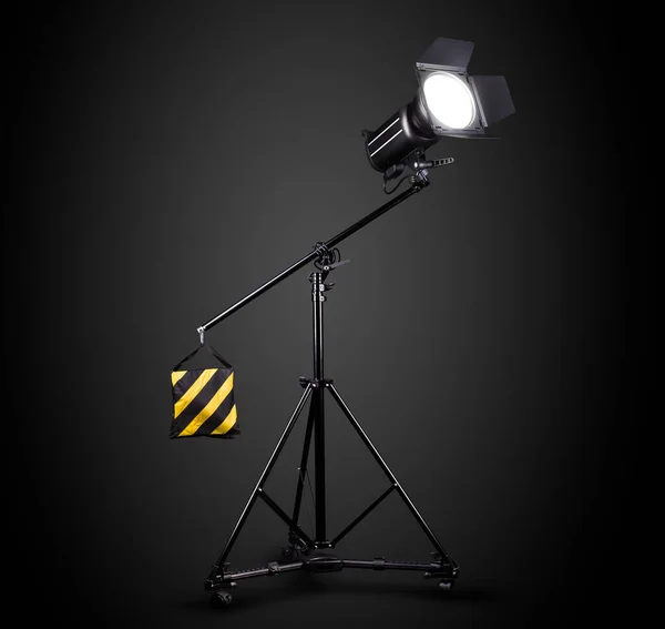 Fotografické Studio Blesk Osvětlovací Stojan Izolovaný Černém Pozadí Lampou Profesionální — Stock fotografie