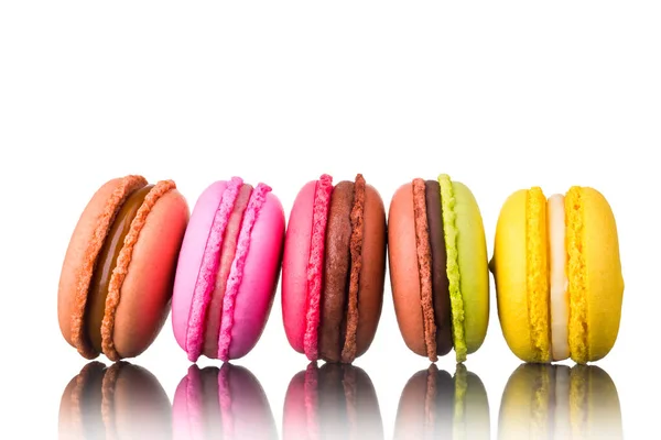 Pilha Macaroons Coloridos Franceses Linha Isolada Fundo Branco Com Caminho — Fotografia de Stock