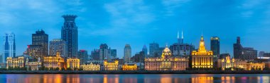 Şangay 'ın siluetinin güzel Çin şehri. Şehir ışıkları ve Çin' in Şangay 'daki Huangpu Nehri Körfezi' ndeki kule..