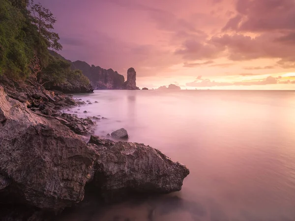 美しい夕日と熱帯の島 タイの劇的な雲 休暇と背景の概念 — ストック写真
