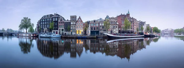 Amstel Rivière Canaux Bateaux Contre Paysage Urbain Amsterdam Hollande Pays — Photo